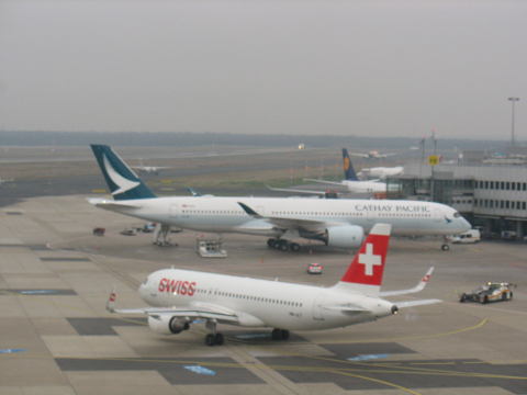 L'Airbus A350 de Cathay Pacific et l'Airbus A319 de Swiss