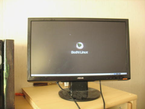 The simple Bodhi Linux on my desktop