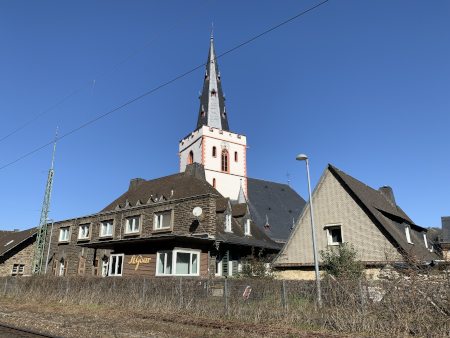 Stifskirche vom Bahnsteig des Bahnhofs Sankt Goar fotografiert