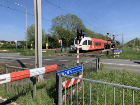 Stoptrein von Arriva auf dem Weg nach Arnhem hier in Zevenaar am Bahnüberübergang,