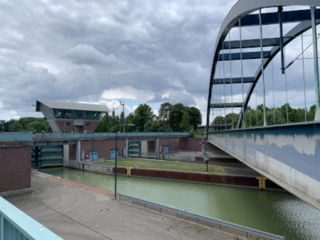 Schleuse Münster an der Dingstiege, neben der Eisenbahnbrücke von der Linie Münster/Westfalen nach Osnabrück.