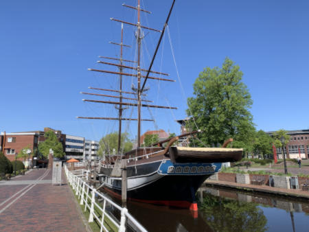 Friederike von Papenburg auf dem Hauptkanal, in Papenburg, im Emsland in Niedersachsen in Deutschland.
Schiffstyp Brigg