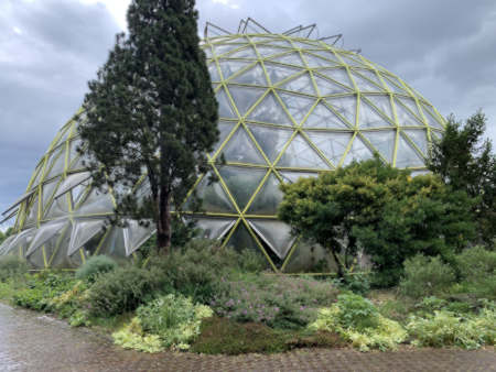 Kuppel des Botanischen Gartens in Düsseldorf, der sich an der Universität Düsseldorf befindet. Erreichen kann man mit der U-Bahnlinien U73 und U79.