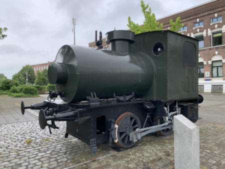Dampfspeicherlok, eine seltener Form der Dampflok, ausgestellt am Bahnhofsvorplatz von Gronau