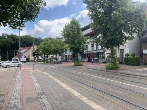 Lilienthal Mitte / Hauptstraße mit dem Geschäft Rossmann im Hintergrund.
