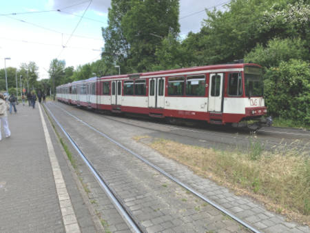 U79 Ausfahrt aus der Wendeschleife des Botanischen Gartens in Düsseldorf, der sich auch an der Universität Düsseldorf befindet.
Hier hält auch die U-Bahnlinie U73