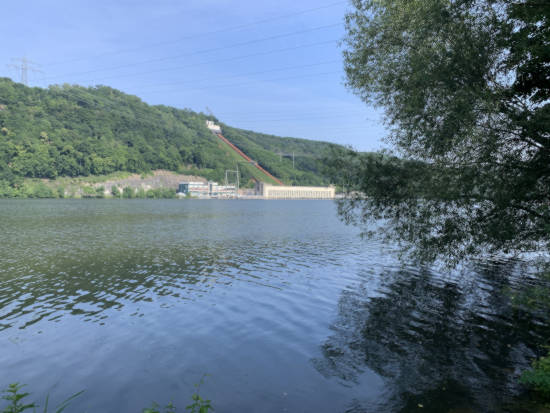 Hengsteysee mit dem Koepchenwerk auf der rechten Seite und links sieht man die moderne Anlage. Im Vordergrund gibt einen Baum, wo die Äste die Wasseroberfläche berühren