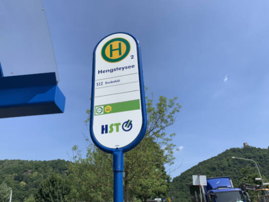 Haltestelle Hengsteysee der Buslinie 512 nach Hagen/Westfalen Hauptbahnhof, Endhaltestelle im südlichsten Punkt ist Breckerfeld