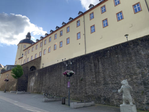 Unteres Schloss in Siegen an der Kölner Straße. Im Vordergrund steht ein Bär, der aus Berlin gestiftet wurde.