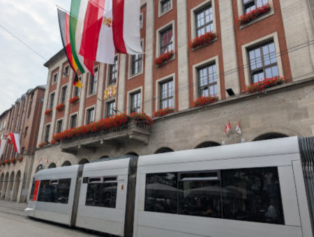 Neuss Rathaus mit der Linie 709