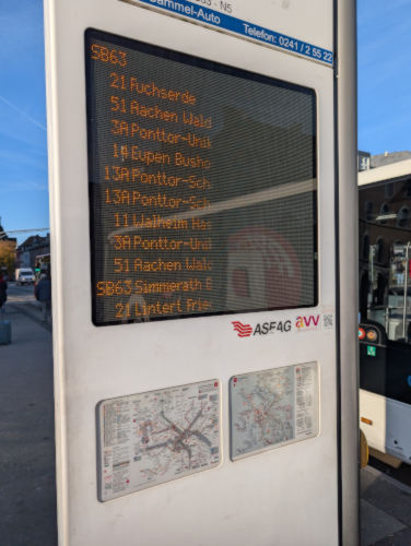 Anzeigetafel am Aachener Hauptbahnhof mit der Anzeige 14 nach Eupen