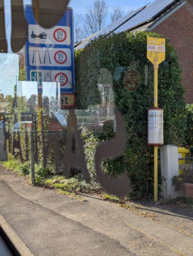 Grenzüberquerung mit der Linie 14 Hinweisschild für die verschiedenen Geschwindigkeiten in Belgien