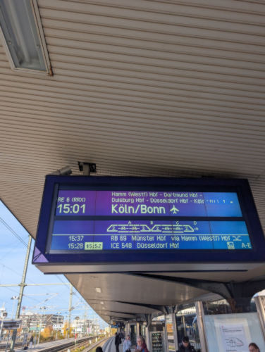 RE6 Hinweis im Bielefelder HBF am Gleis in Richtung Ruhrgebiet mit Endziel Köln Bonner Flughafen an einem sonnigen Mittwoch im November