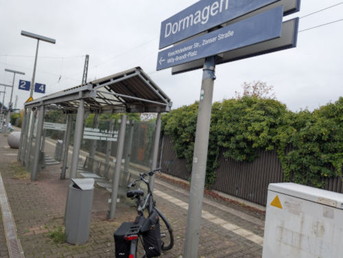 Dormagen Bahnhof mit meinem Fahrrad und Fahrradtaschen am Bahnsteig am Gleis 2