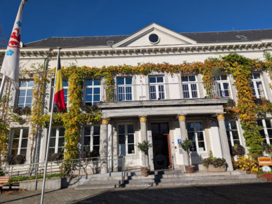 Eupen Rathaus von nahem mit der belgischen Fahne an der Seite.