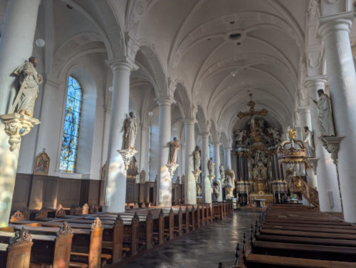 Eupen Sankt Nikolaus Pfarrkirche Kirchenschiff von Innen mit Blick auf den Altar