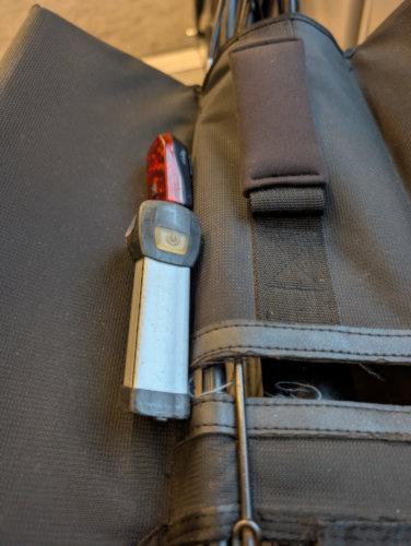 Fahrradlampen schon einmal hin gelegen, für die Montage ans Fahrrad - grau getrübtes Wetter