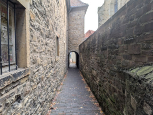 Hexengang am Osnabrücker Dom. Ein Weg mit zwei Steinmauern. 