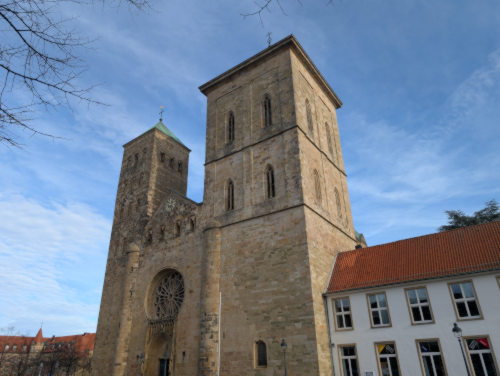 Osnabrücker Sankt Peter Dom am Domhof in der Innenstadt an einem eher wolkenlosen Mittwoch im November. 