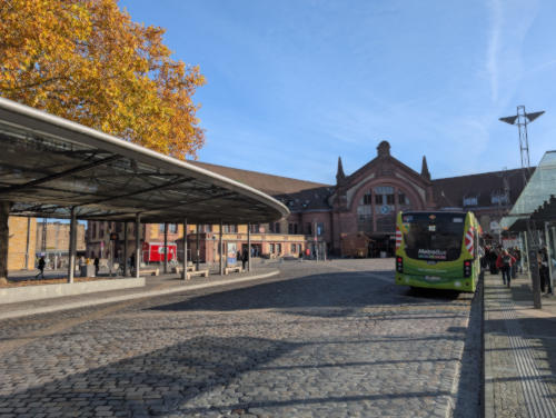 Osnabrück Hauptbahnhof mit dem ZOB im Vordergrund und einem Bus.