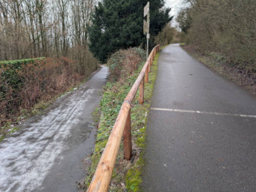 Rad- und Fußweg zur Wallmannaue in Essen Stoppenberg. Der andere Weg kann in der Auftauphase auch noch so aussehen.