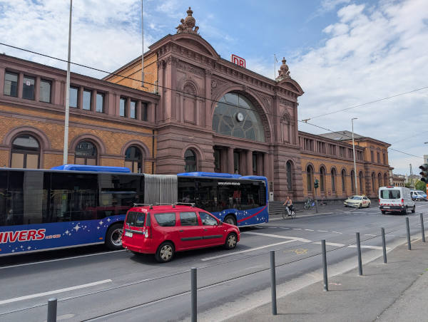 Bonn Hauptbahnhof von der Straße "Am Hauptbahnhof"