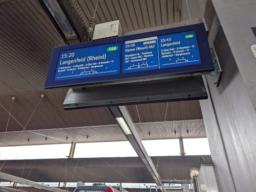 Gleis 10 Düsseldorf Hauptbahnhof mit dem RE11 nach Hamm Hauptbahnhof und der S68 nach Langenfeld Rheinland, die nur im Berufsverkehr verkehrt