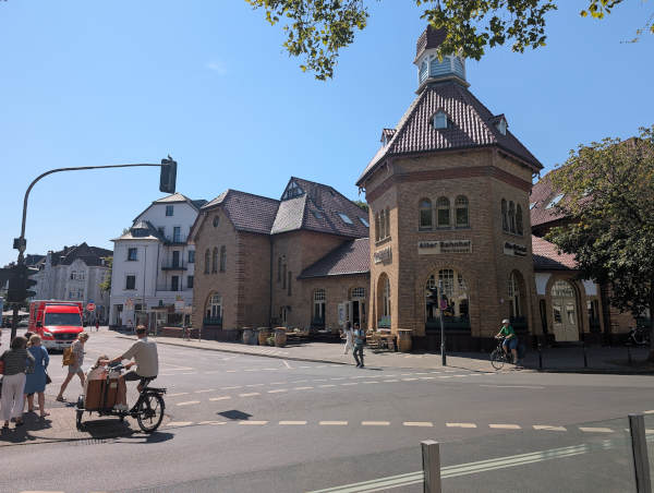 Düsseldorf Oberkassel Alter Bahnhof der Rheinbahn für die sogenannte K-Linie zwischen Krefeld und Düsseldorf. Heutzutage ist dort ein gastronomischer Betrieb eingezogen.