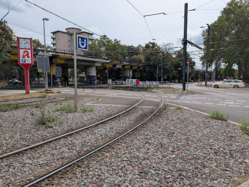 Düsseldorf Stadtbahn Hansaallee mit den Gleisen.