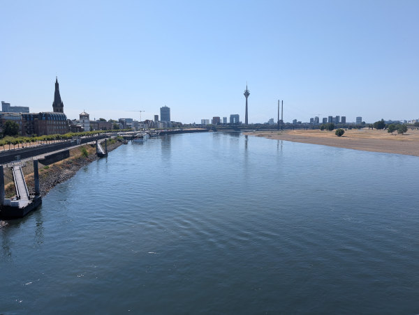 Düsseldorf Rheinpegel niedrig - ruhiges Fahrwasser ungewohnt, wo hier sonst so viele Binnenschiffe fahren.