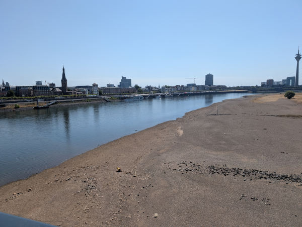 Rhein in Blickrichtung Süden. Die verengte Fahrrinne sieht man hier sofort an. Eine Boje liegt auf dem trockenen Flussboden.