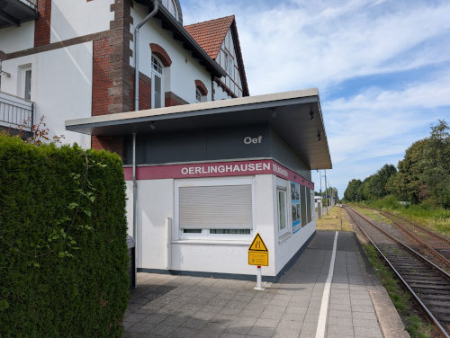 Oerlinghausen in Ostwestfalen Bahnhof Bahnsteig der Regionalbahn RB73 und RE82 in NRW.