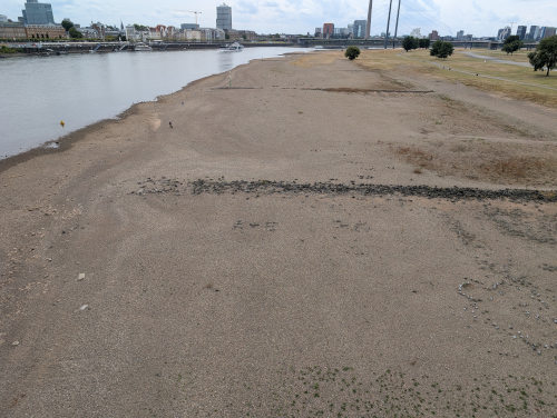 Düsseldorf Rhein Blick auf die Fahrrinne mit mehr Wasser als in der letzten Woche