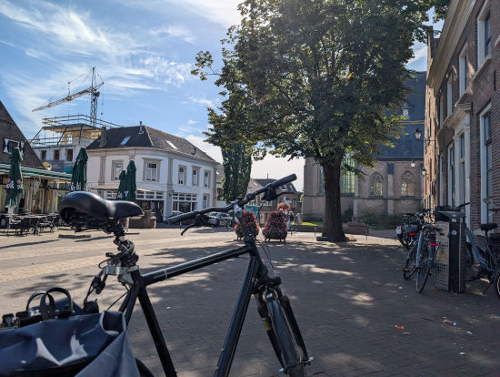 Aalten Markt mit Fahrrädern und dem Kirchschiff der "Oude Helenakerk"
