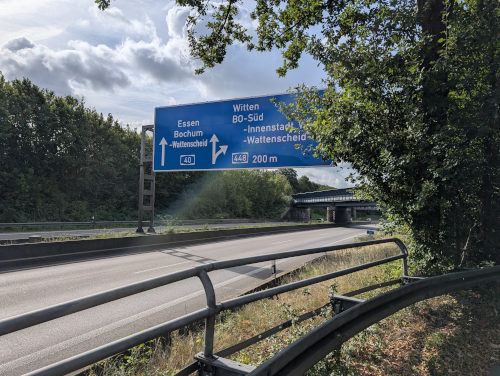 Bundesautobahn A40 am Autobahndreieck Bochum-West zur Bundesautobahn A448 nach Witten. Aufgenommen von der Drapestraße.