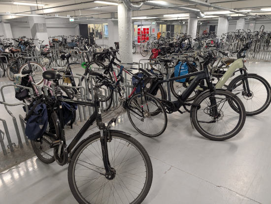 Fietsenstalling in der Brammelerstraat in Enschede Niederlande Zentrum 