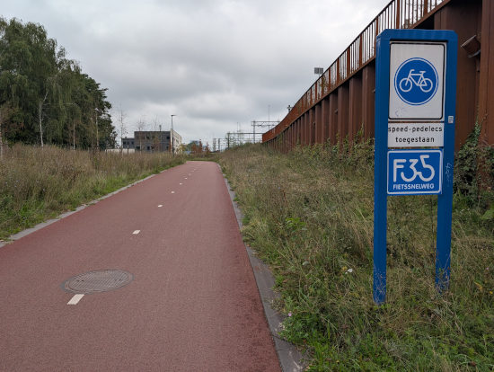 Auffahrt zum Radschnellweg Fietssnellweg F35 nach Enschede Zentrum oder nach Hengelo 