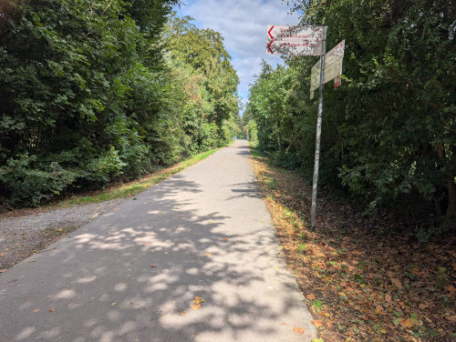 Zollvereinweg in Essen Schonnebeck mit der Ausfahrt zur Ophoffstraße auf der Rückfahrt.
Mit den Koordinaten: 51.483970994709495, 7.070789907084424