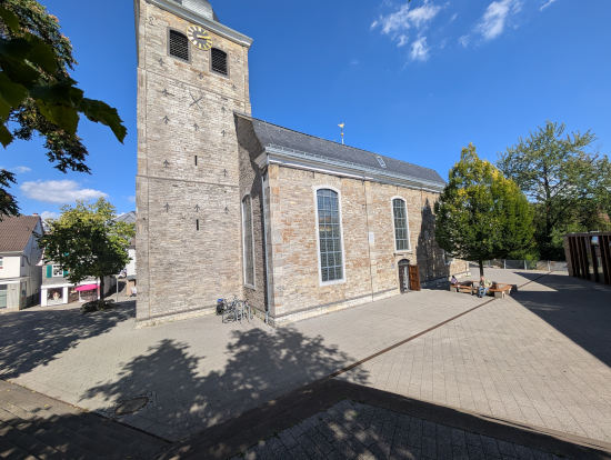 Mettmann evangelische Kirche an der Freiheitsstraße am sonnigen Dienstag im September 2026