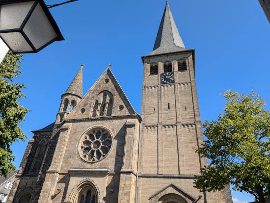 Mettmann katholische Sankt Lambertuskirche am "Markt" in der Innenstadt umgeben von Fachwerkhäusern