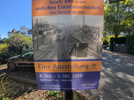 Plakat der Ausstellung am Wohnheim Laurentiusweg in Essen-Steele:
Titel des Plakates: "Steele und seine südlichen Eisenbahnstrecken. Eine Übersicht ab 1945. Eine Ausstellung des Steeler Archivs in Zusammenarbeit mit Chr. Gram.
8. September bis 05. Oktober 2026 täglich von 10.00 Uhr bis 18.00 Uhr