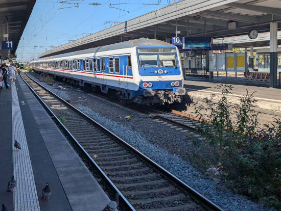 Zuglinie vom TRI Train Rental GmbH im Essener Hauptbahnhof Gleis 10 zur Weiterfahrt nach Düsseldorf Hauptbahnhof