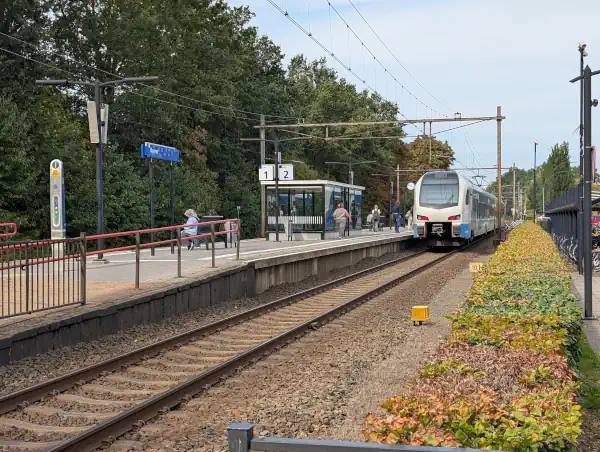 Bahnhof Borne in der Overjissel an der Bahnlinie von Almelo nach Hengelo mit einem Sprinter von Keolis der Linie RS23.