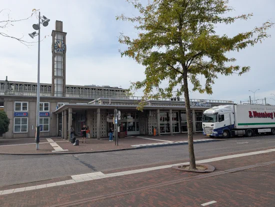 Station Hengelo der Nederlandse Spoorwegen am Mittag.