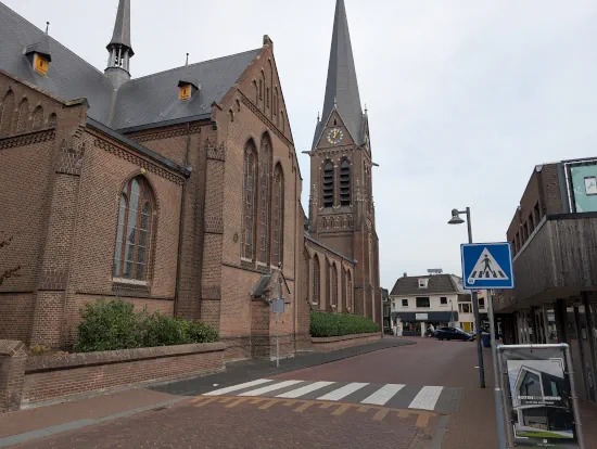 Sint Stephanuskerk im Zentrum von Borne um 13 Uhr an einem leicht bewölkten Tag im September 2026.
