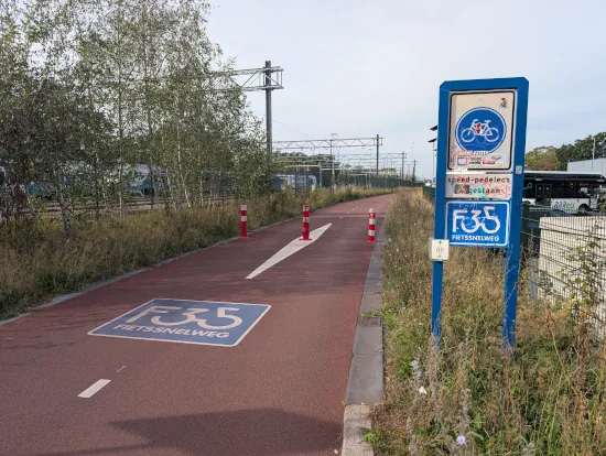 Fietssnellweg F35 von Enschede nach Hengelo, ein störungsfreier Weg mit vielen Brücken und Unterführungen vorbei am Stadion vom Verein FC Twente Enschede