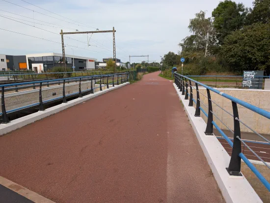Fietsnellweg F35 an der Amerikalaan in Borne. Links sieht man die Bahngleise, rechts die Amerikalaan mit einem Zweirichtungsradweg