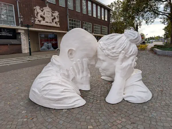 Skulptur vor dem Museum van Bommel van Dam in Venlo in der Provinz Limburg 