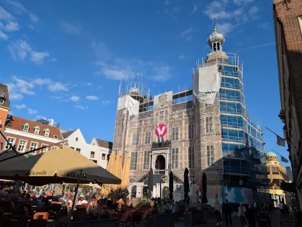 Das Stadthaus von Venlo, wo es noch modernisiert wird. Es befindet sich am Markt, mit den unzähligen Cafés ringsherum. 