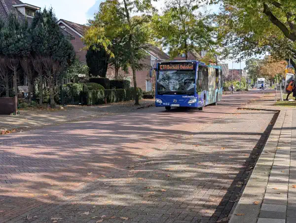 Aalten C11 Bus nach Bocholt am Bahnhof von der niederländischen Stadt im Schatten der Bäume im Oktober 2026.